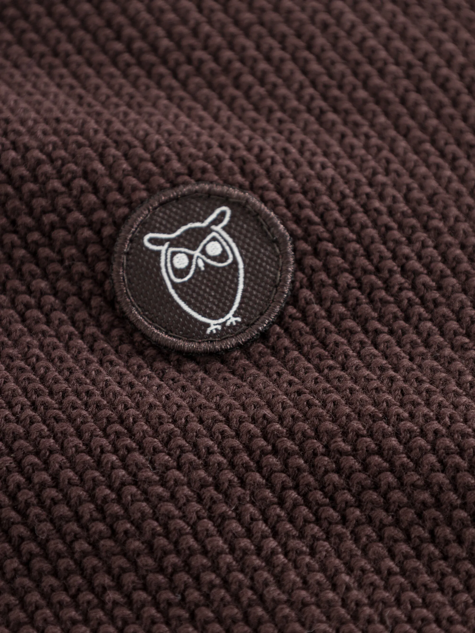 Pique badge knit o-neck - Chocolate Plum